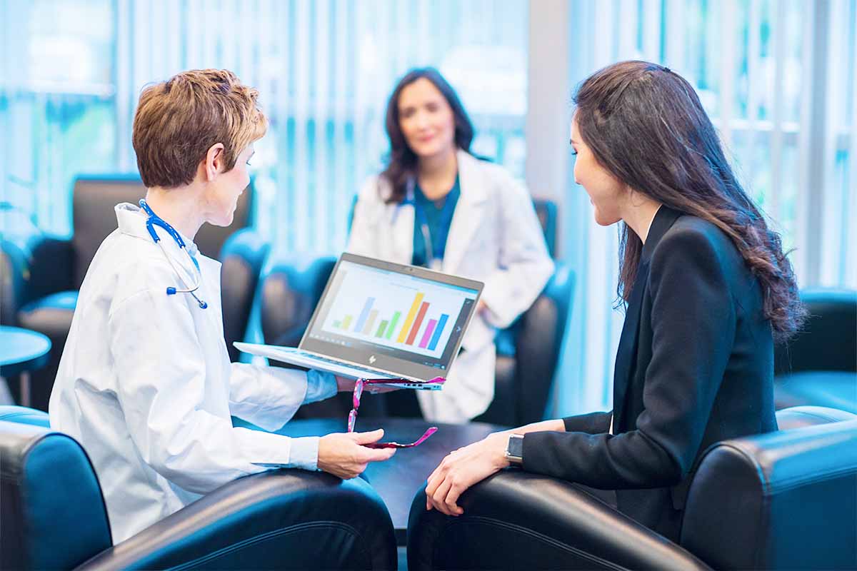 Nurses communicating using presentation skills