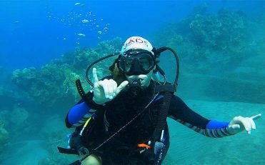 Jesseca diving in Maui Hawaii-usahs-BLOG