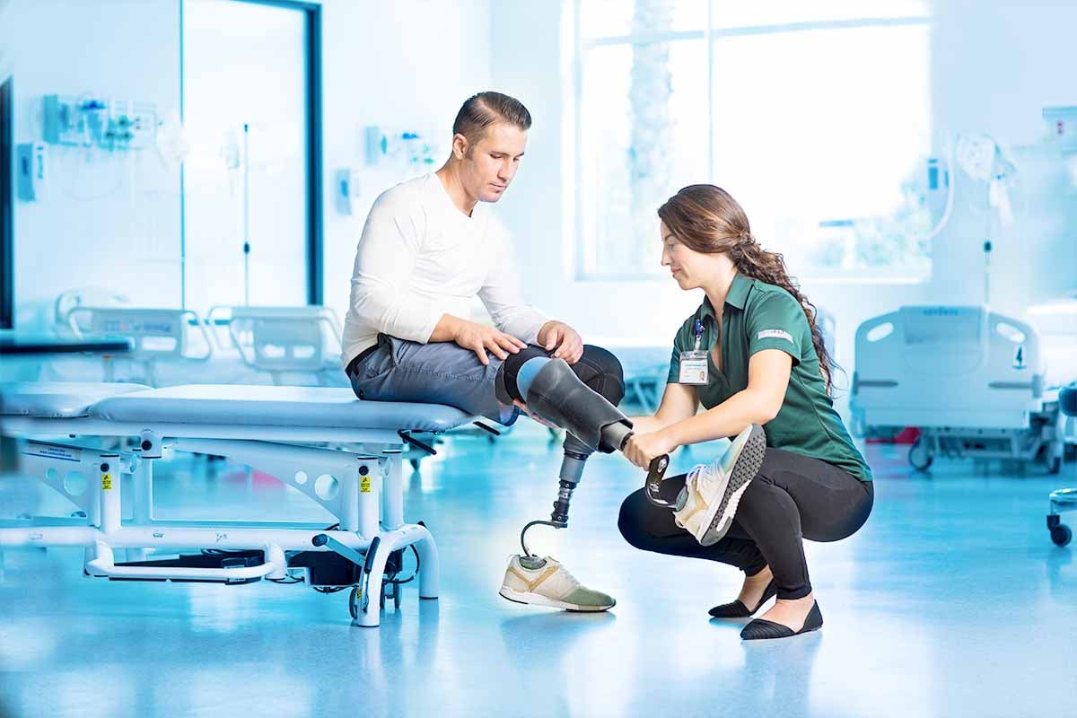 OT student helps veteran with prosthetic leg